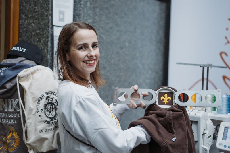 Marie v dílně s vyšívacím rámečkem